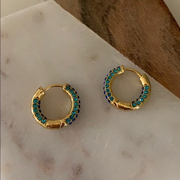 Gold huggy hoop earrings - Picture 3 of 8